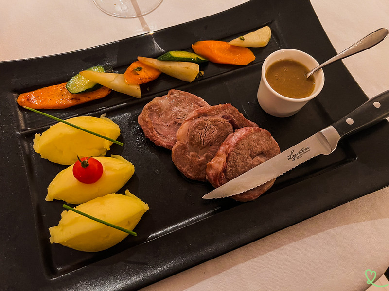 Foto des Gerichts, Noisette d'agneau de pré-salé probiert im Restaurant l'Ermitage
