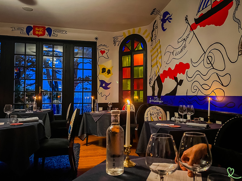 Blick in den Speisesaal des Restaurants Le Donjon in Etretat, das von dem Designer Jean-Charles de Castelbajac dekoriert wurde.