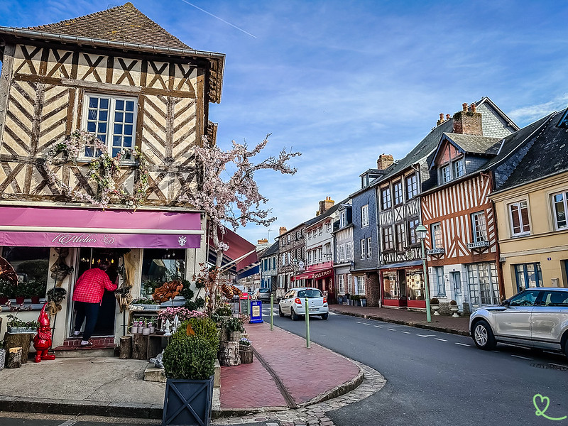 wat te doen Beaumont en Auge dorp Normandië Frankrijk