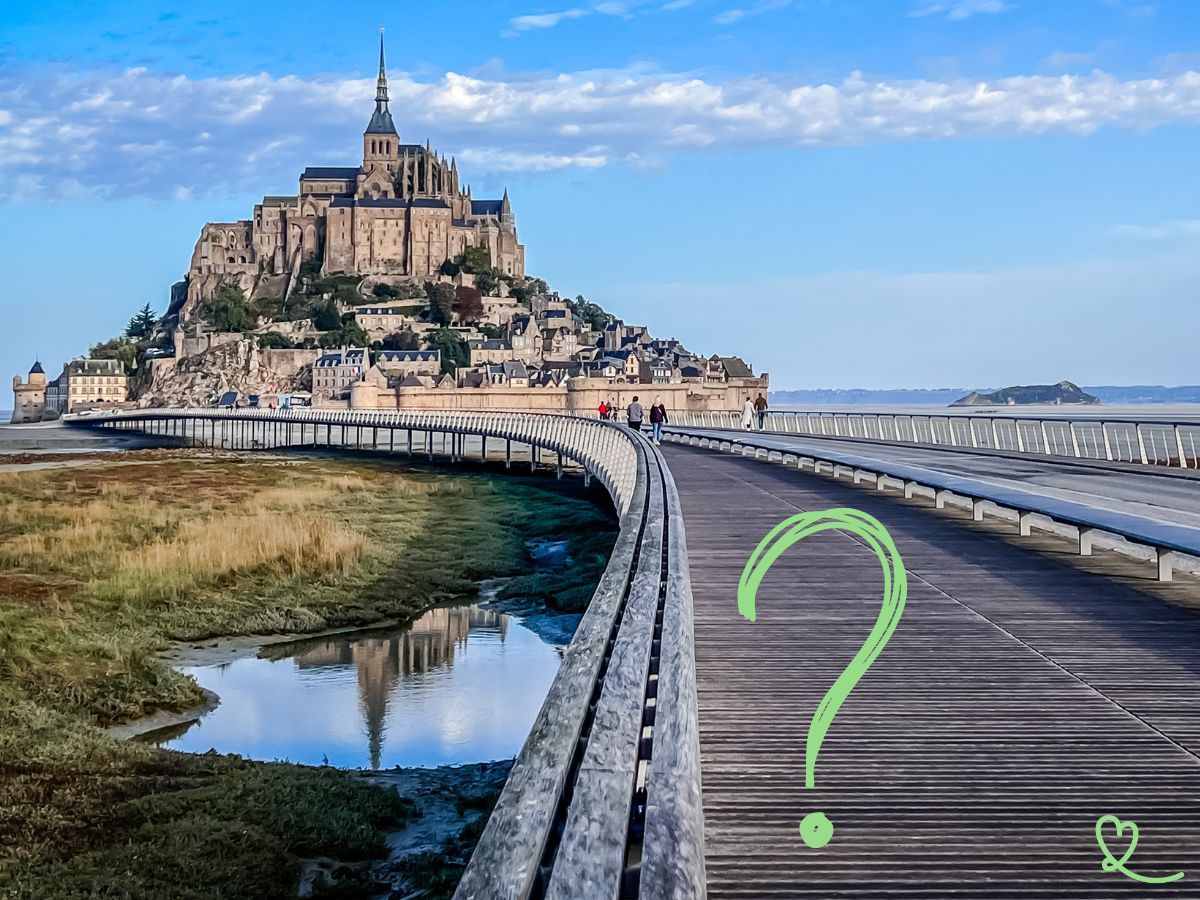 Piste cyclable offrant une vue imprenable sur le Mont-Saint-Michel, symbole de sérénité et de nature préservée