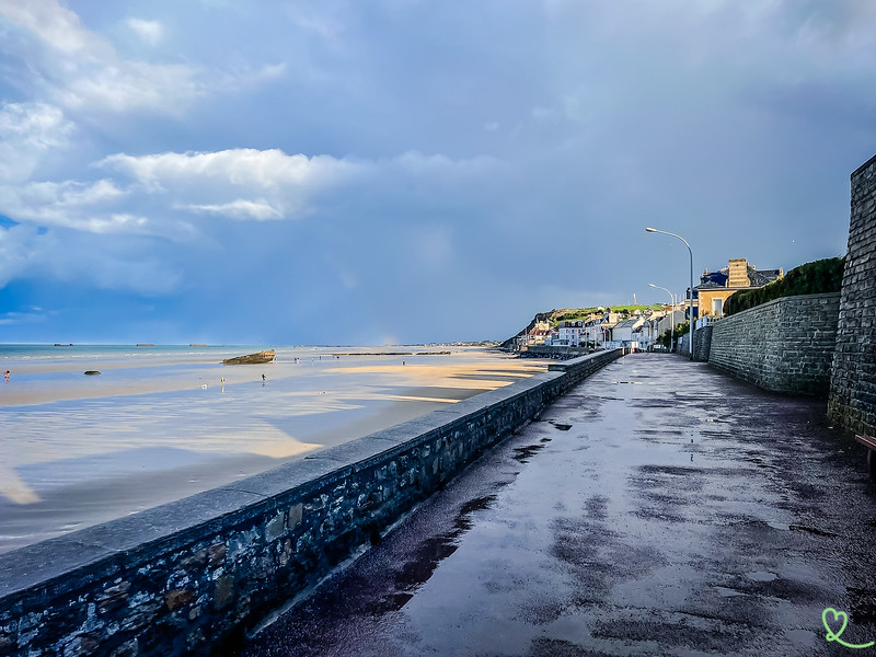 Vista de Gold Beach y sus acantilados en Arromanches en Normandía.